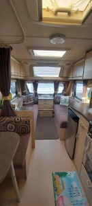 Caravane moderne à 5/6 places pour la famille Construction en acier avec coin salon avant convertible en grande dinette latérale pour lit double - Product Image 3