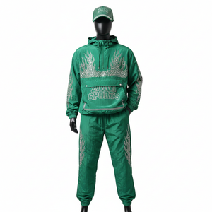 Conjunto de Chaqueta Cortavientos de Nailon Ligero de Alta Calidad con Paneles de Llama Verde y Logotipo Personalizado con Pedrería - Product Image 1