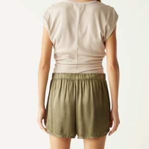 Pantalones cortos de dormir de satén transpirables de lujo para mujer: ultrasuaves y cómodos para la noche, disponibles en delicados pasteles - Product Image 4