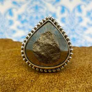 Anillos de piedra de pirita con forma de pera Natural bellamente diseñados, anillo de piedras preciosas de Color gris metálico elegante de plata antigua, joyería - Product Image 1
