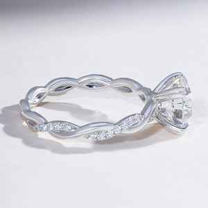 Anillo de compromiso de diamante de moissanita de corte redondo de Plata de Ley 925 moderno y elegante vástago trenzado para regalo de boda o fiesta - Product Image 3