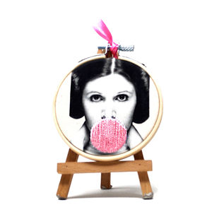 Aro de Bordado Moderno de Arte Pop Hecho a Mano – Bambú y Algodón Orgánico de 10 cm – Diseño 3D de Chicle – Princesa Leila - Product Image 1