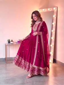 Robe de soirée en georgette avec magnifique broderie et sequins, avec jupe et dupatta en georgette, entièrement cousue, prête à porter. - Product Image 2