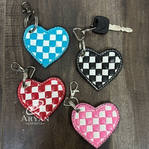 กระเป๋าพวงกุญแจลายหัวใจลายตารางหมากรุกสีแดงและสีขาวกระเป๋าพวงกุญแจหนังอุปกรณ์เสริมแฟชั่นสำหรับผู้หญิง - Product Image 1