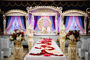 มณฑปงานแต่งงานไม้แบบสองเสา ดีไซน์หรูหรา สไตล์อังกฤษ สำหรับตกแต่งเวทีงานแต่งงานแบบดั้งเดิมของอินเดียใต้ พร้อมบริการจัดวางในสหรัฐอเมริกา - Product Image 4
