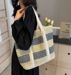 Sac fourre-tout à motif floral turquoise avec poignées en cuir brun. Lumineux et aéré, disponible à prix de gros. - Product Image 3