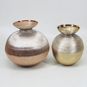 Vase de luxe en métal doré antique Support floral intemporel pour centres de table de mariage élégants et décor de fête haut de gamme - Product Image 2