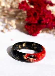 Bague en résine faite à la main avec des couleurs vibrantes et un design unique, parfaite pour ajouter une touche élégante et artistique à toute tenue. - Product Image 3