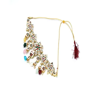 Ensemble de bijoux de luxe pour femmes, collier choker gris Tumble Polki avec boucles d'oreilles et Maang Tikka plaqué or, idéal pour les cadeaux - Product Image 3