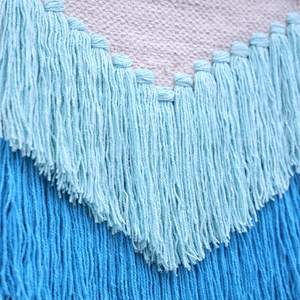 Tapiz de Pared de Macramé Azul Degradado Hecho a Mano al por Mayor con Borlas Grandes, Decoración Boho Chic para Guardería - Product Image 4