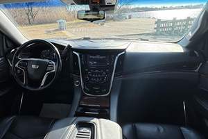 Cadillac Escalade 2020 Usada en Buen Estado, 4x4 de Lujo, Motor V8 de 6.2 Litros, Tracción en las Cuatro Ruedas, Tres Filas de Asientos - Product Image 4