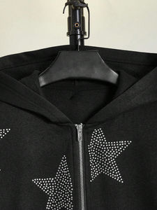 เสื้อฮู้ดดี้ผู้ชายแบบหลวมสำหรับฤดูหนาว ผ้าฟลีซหนานุ่ม 100% ผ้าฝ้าย รับผลิตตามแบบ OEM พร้อมปักโลโก้และตกแต่งด้วยคริสตัล สไตล์สตรีทแวร์ลำลอง - Product Image 3