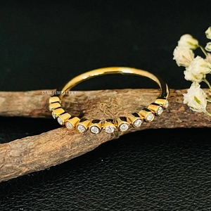 Anillo de Eternidad Delgado con Diamantes Naturales Engastados en Oro Sólido de 14K, Anillo de Lujo Cristiano para Mujer - Product Image 4