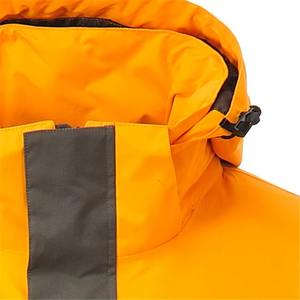 Veste de ski haute performance à col montant avec capuche et poignets réglables pour hommes, ce qui maximise le confort dans des conditions hivernales difficiles - Product Image 4