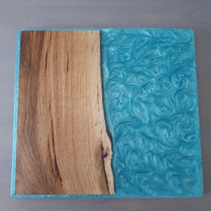 เขียงเรซิ่นแนวศิลป์ที่ทำจากไม้เนื้อแข็งที่ทนทานพร้อมสายแม่น้ำอีพ็อกซี่ที่สดใสเหมาะสำหรับการเสิร์ฟชีสและขนมขบเคี้ยว - Product Image 1