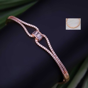 Bracelet ouvert moderne pour femme plaqué or, zircone cubique (AD), acier inoxydable de haute qualité, serti en canal, pour les occasions spéciales - Product Image 1