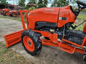 Tractor Agrícola Compacto Naranja con Ruedas, Máquina Agrícola con Cuchilla Delantera, Tractor Utilitario 4x4 - Product Image 4