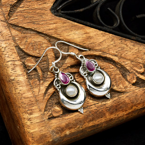 Boucles d'oreilles pendantes en argent sterling 925 faites à la main, avec rubis rose naturel en forme de poire et perles blanches, style vintage, pierres précieuses, design de créateur - Product Image 2
