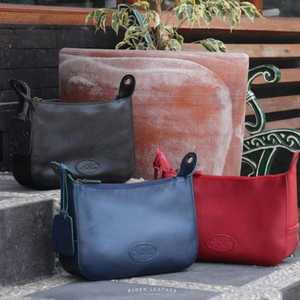 Élégant sac à main en cuir véritable fait à la main avec fermeture à glissière élégant sac à bandoulière de tous les jours en rouge, marine et noir fait à la main en Indonésie - Product Image 6