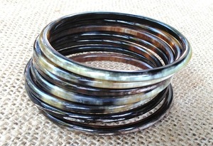 Pulsera Ecológica de Cuerno de Búfalo Tallado Tribal para Mujer, Exportador de Joyería de Cuerno Natural - Product Image 5