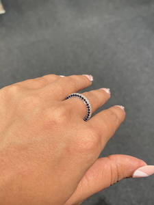 Anillo de Eternidad Completo de Platino Elegante con Tres Lados de Diamantes (Naturales) y Detalles de Zafiro Azul, Anillo de Aniversario de Bodas - Product Image 2