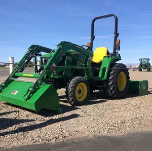 Tractor de Jardín John Deere 4WD 2025R con Motor de 25HP - Product Image 3