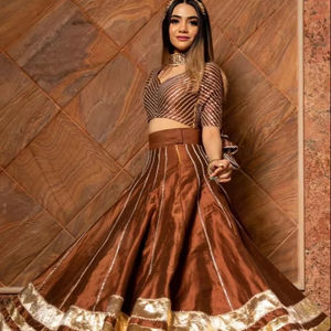 BANI THANI Marrón Algodón Seda Reversible Lehanga Choli con Lappa Work y Jaal Work Organza Dupatta Set - Product Image 1