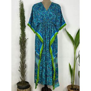 Caftán vintage azul turquesa, vestido bohemio de seda reciclada, largo y fluido, para la playa, con estampado floral, para cubrir el traje de baño - Product Image 3