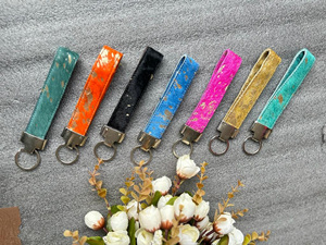 Nuevo pelo metálico hecho a mano Real en cuero de piel oculta lindos colores del arco iris muñequeras westerns elegante Multi moderno llaveros - Product Image 3