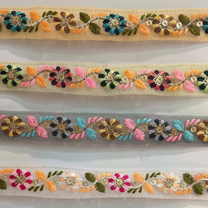 Tissu de dentelle brodé floral coloré exquis avec des détails complexes pour des projets de mode et de décoration intérieure élégants - Product Image 1