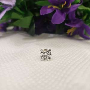 Boucles d'oreilles en or blanc 14 carats certifiées IGI avec diamant de laboratoire de 2 carats D VVS2 et fermoir à pression - Product Image 4