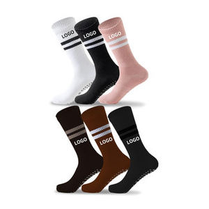 Chaussettes de yoga et de Pilates antidérapantes en coton épais pour femmes, de haute qualité, personnalisées, en gros - Product Image 2