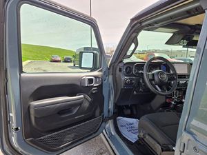 SUV 4x4 automatique Wrangler 4xe Rubicon 2025 d'occasion en excellent état, phares LED, prêt à être expédié - Product Image 6