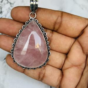 Collier élégant et unique pour femmes, tendance actuelle, en quartz rose naturel, bijoux fins, pendentifs, breloques avec moissanite - Product Image 3