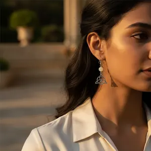 Hermosos Pendientes de Perlas con Nudo Celta para Mujer - Product Image 3