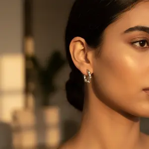 Boucles d'oreilles créoles argentées tendance, design noué, pour usage quotidien, boucles d'oreilles pour femmes pour les fêtes, les mariages, les fiançailles, en alliage de zircon et de cuivre - Product Image 2