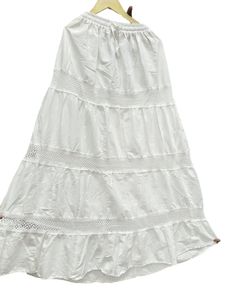 กระโปรงลูกไม้สีขาวล้วนแบบอินเดียเอวยางยืดแบบลำลองย้อมสีได้สำหรับทุกโอกาสสวมใส่สบายตกแต่งด้วยพู่ห้อย - Product Image 2