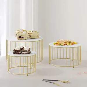 Exhibidor de Postres de Metal Blanco Ornamentado con Base Tallada para una Hermosa Presentación de Postres en Mesas de Fiesta y Bodas - Product Image 1