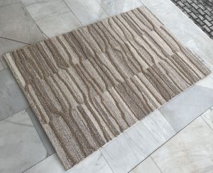 Alfombra de Lana Natural Sin Teñir, Hecha a Mano en India, Diseño Abstracto, Hecha de Lana, con Respaldo de Algodón Antideslizante para Áreas de Alto Tráfico - Product Image 4