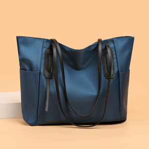 Sac fourre-tout élégant pour femmes Sac à main à bandoulière de grande capacité avec sangles noires et poches latérales - Product Image 3