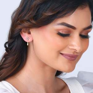 Boucles d'oreilles dorées avec diamants éblouissants - Product Image 2