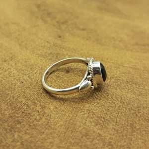 Bague empilable en pierres précieuses d'onyx noir bohème minimaliste Artisan en argent fin fabriqué pour les mariages et les fêtes - Product Image 2
