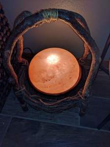 Lampe au sel rose de l'Himalaya demi-dôme de qualité supérieure en cristal sculpté moderne avec support en bois pour une ambiance de bien-être naturel à la maison - Product Image 6