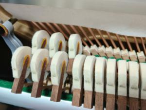 Piano droit KAWAI KL705 Premium Japonais en bois d'acajou rouge pour usage professionnel, son chaud et rond, style vintage - Product Image 5