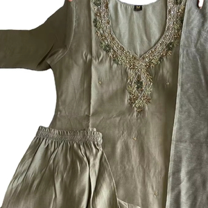 Kurti Elegante de Viscosa Larga con Bordado Multicolor sin Costuras, Cuello Redondo, Kurta de Seda Romana, Últimos Estilos Modernos de la India - Product Image 1