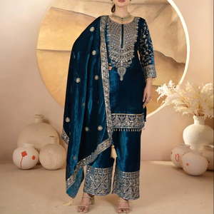 Ensemble de fête Bollywood de créateur en velours de viscose, haut brodé de sequins lourds, travail de rivets et de perles, travail de latkan, dupatta d'hiver - Product Image 1