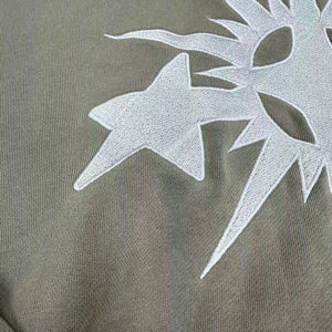 Sweat à capuche court et ample pour homme avec logo personnalisé, en coton français 100%, poche kangourou, broderie de logo, style streetwear - Product Image 3