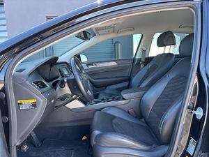 2015 Hyun-dai Sonata Sport Sedan Turbo Motor Asientos de cuero Interior oscuro R17 Neumáticos Cámara trasera Aleación Caja de cambios automática - Product Image 4