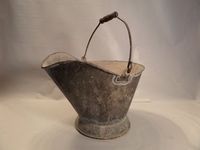 Seau à charbon en fer élégant et au look antique avec un design en métal solide pour transporter les granulés de bois et les cendres de poêle de cheminée