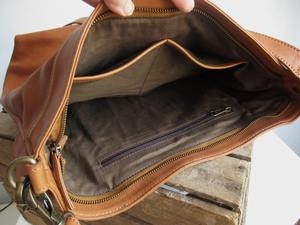 Sac hobo tendance en cuir tanné pour femme, sac à bandoulière souple, sac à main vintage couleur cognac bonbon, avec poche zippée et deux lanières - Product Image 4